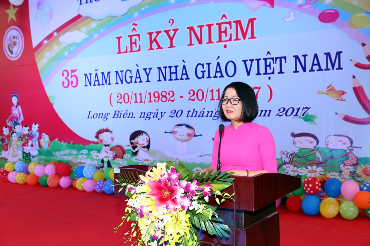 Hình ảnh cô giáo Hiệu trưởng Hoàng Thị Bích Thu đọc diễn văn kỷ niệm 20/11/2017